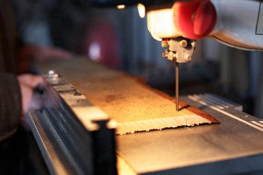 Bir usta bir tahta ahşap şerit testere ile kesme