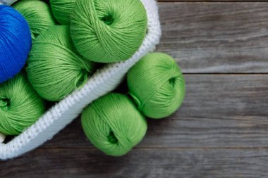 Yün Örgü İçin Yeşil ve Mavi Yuvarlak İplik Yığını