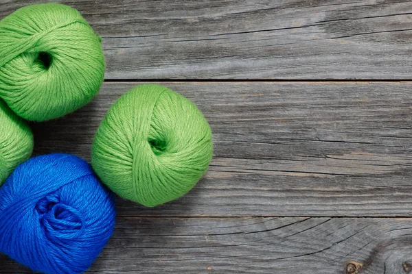 Pile de fil à rouler verte et bleue pour le tricot de laine — Photo