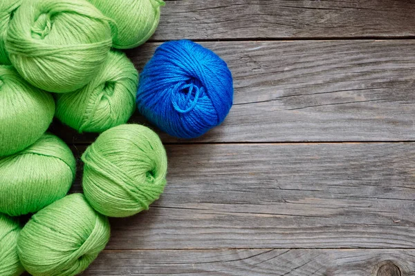 Zelené a modré závitové vlákno pro vlněné pletení — Stock fotografie