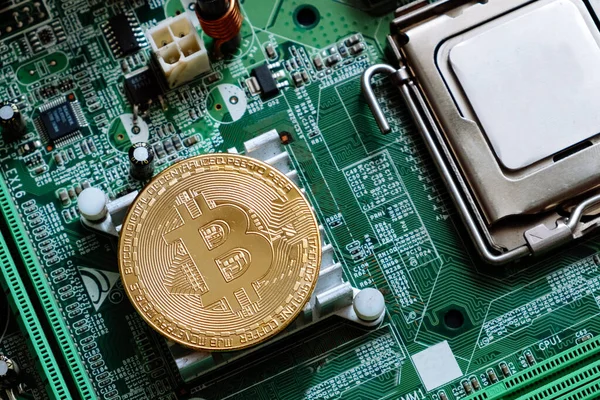 Bilgisayar Motheboard Düz Yatağında Altın Bitcoin