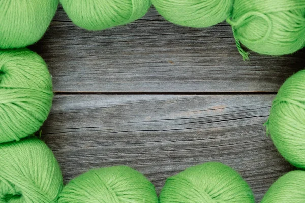 Grüne Fadenbälle für Handarbeit im Kreis — Stockfoto