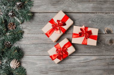 Yeni yıl için tatil kartı 2019 sıcak, modaya uygun renklerde olduğunu. Noel çam dalları, Hediyelik, tarçın, rustik ahşap arka plan üzerinde Yıldız anason ve konfeti bileşimi. Daire planı, üstten görünüm