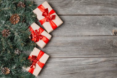 Noel hediye kutusu. Beyaz tahta masada kutularındaki Noel hediyeleri. Düz kopya alanı ile yatıyordu.