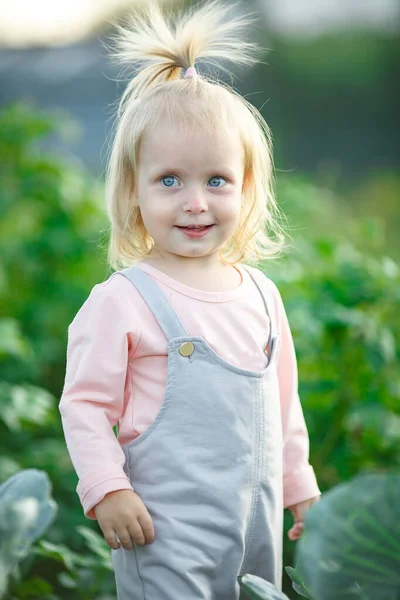 Játékos Vicces Gyerek portréja. Boldog mosolygó arcot a kislány — Stock Fotó