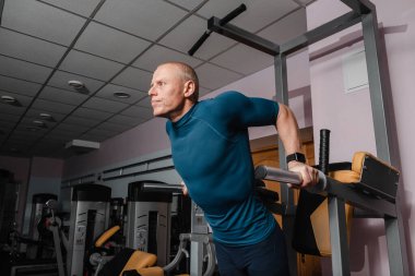 Modern fitness merkezinde dalış yapan çekici genç bir adam..