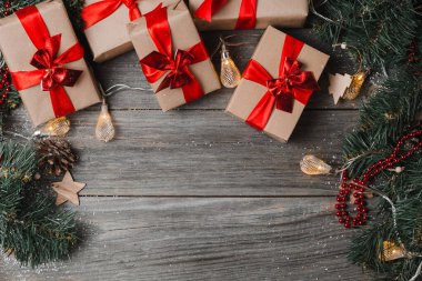 Tahta yüzeyde ışıkları olan Xmas hediye kutuları