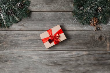 Yeni yıl için tatil kartı 2019 sıcak, modaya uygun renklerde olduğunu. Noel çam dalları, Hediyelik, tarçın, rustik ahşap arka plan üzerinde Yıldız anason ve konfeti bileşimi. Daire planı, üstten görünüm