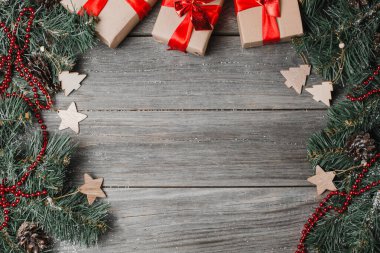 Tahta masa üzerinde Noel hediyesi kutuları Kopya Boşluğu