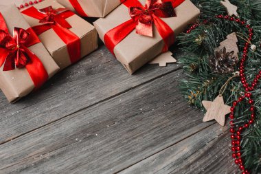 Tahta masa üzerinde Noel hediyesi kutuları Kopya Boşluğu