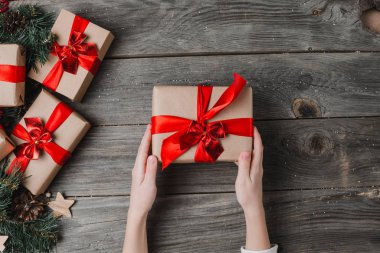 Kişi Elleri Noel Hediyesi Tahta Yüzey