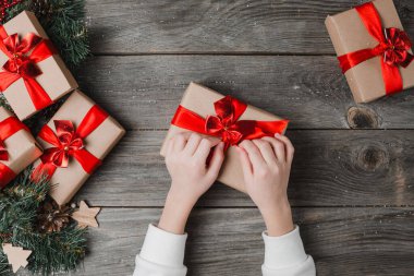 İnsan Elleri Xmas Hediye Kutusu Kurdelesi Dekorasyonu