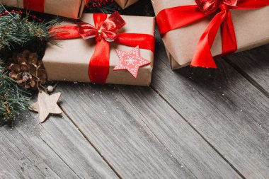 Kırsal Ahşap Yüzeyde Noel Hediyeleri