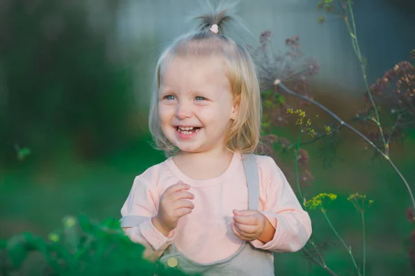 Happy Toddler Rir ao ar livre Natureza Verão — Fotografia de Stock