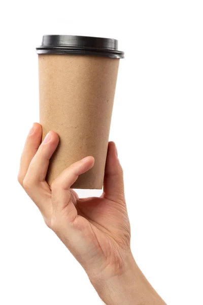 Tema colazione e caffè: mano dell'uomo che tiene vuota tazza di caffè di carta con un tappo di plastica marrone isolato su uno sfondo bianco in studio, caffè pubblicitario — Foto Stock