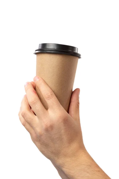 Mockup della mano maschile che tiene una tazza di carta da caffè isolata su sfondo bianco . — Foto Stock