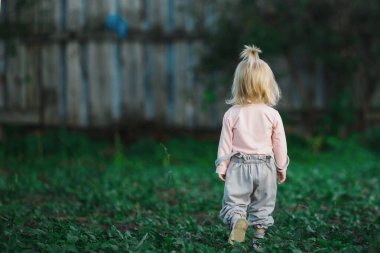 Sebze Bahçesinde Küçük Çocuk Yürüyüşü