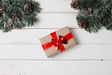Noel Spruce Şube Dekorasyonunu Sunar