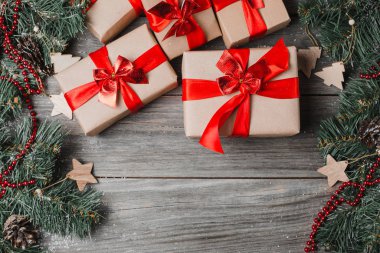 Kırsal Ahşap Yüzeyde Noel Hediyeleri