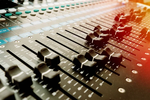 düğmeler ve sürgü ile ses bir ses karıştırıcı bir parçası