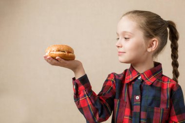 Küçük küçük hamburger, yeme kız fastfood - görüntü takip