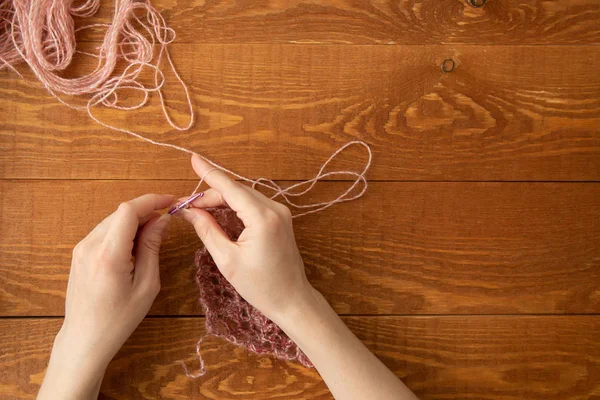 Karakter vrouw breien kleding met roze draad — Stockfoto