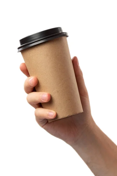 Mockup della mano maschile che tiene una tazza di carta da caffè isolata su sfondo bianco chiaro . — Foto Stock