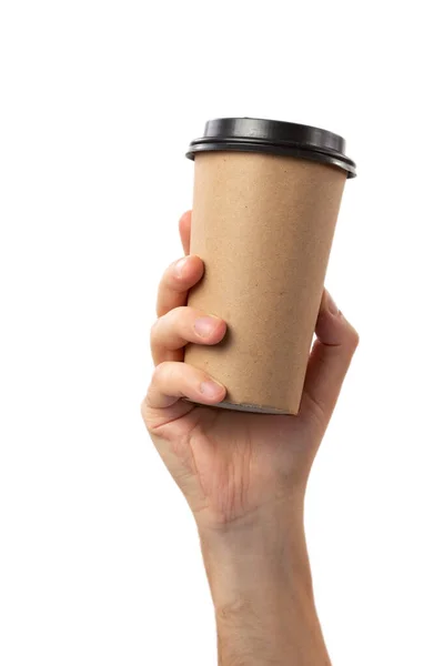 Mockup della mano maschile che tiene una tazza di carta da caffè isolata su sfondo bianco chiaro . — Foto Stock