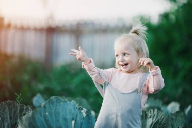 Mutlu Çocuk Lahana Bahçesinde Güler Yazın