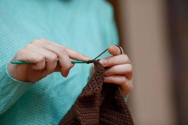 Delantero tiro de mujer mano Crochet suéter de lana — Foto de Stock