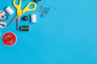 Tarafsız Arkaplan Tedarik Kit Flatlay Dikiliyor