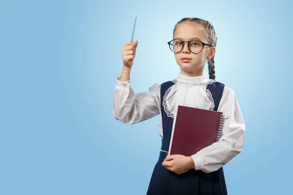 Grappig meisje met een bril kwam met een geweldig idee. Model tiener op blauwe achtergrond — Stockfoto