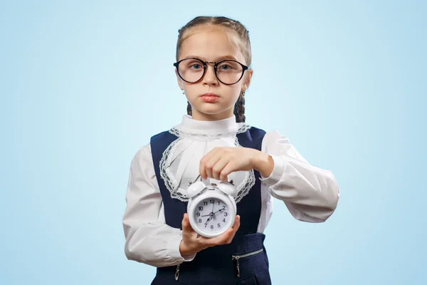 Retrato de Atractivo Kid Hold Reloj de Mano Usar Gafas Graduadas con Estilo Gafas Graduadas Sin Horas Externas Tarde Sobre Fondo Azul —  Fotos de Stock