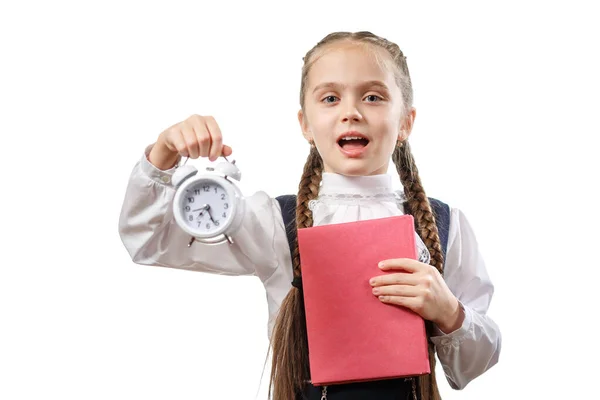 Pretty Little Caucásico chica en Blusa Blanca mantenga el reloj despertador, muestra el reloj —  Fotos de Stock