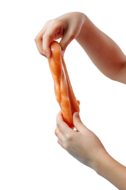 El çocuğu, kenarlarına pembe sümüksü sümük geriyor. Çocuk elleri sümük oyuncağı oynuyor. Sümük yapıyorum. Kopyalama. Seçici odaklanma. Metin için düzenle