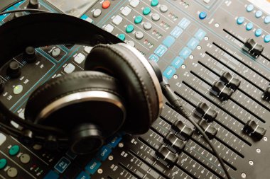 Ses karıştırıcı kontrolü ve elektronik aygıt için profesyonel bir ses karıştırıcı ve müzik ekipmanının ayarlama düğmeleri ile detaylar