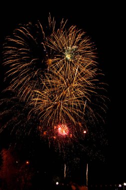 # Gökyüzünü havai fişek yak. Yeni yıl kutlama