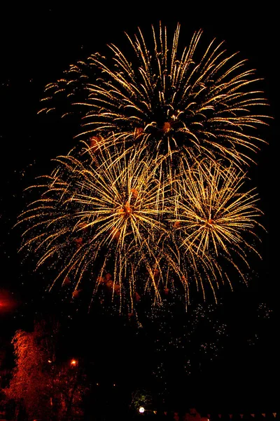 Fuegos artificiales Chispas. Los fuegos artificiales son una clase de dispositivos pirotécnicos explosivos utilizados con fines estéticos y de entretenimiento. . —  Fotos de Stock