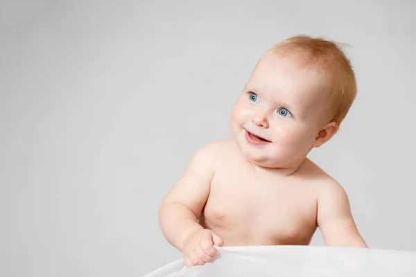Söt vit baby leende Kopiera utrymme porträtt — Stockfoto