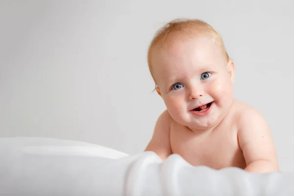Glad baby leende titta rakt Beige bakgrund — Stockfoto