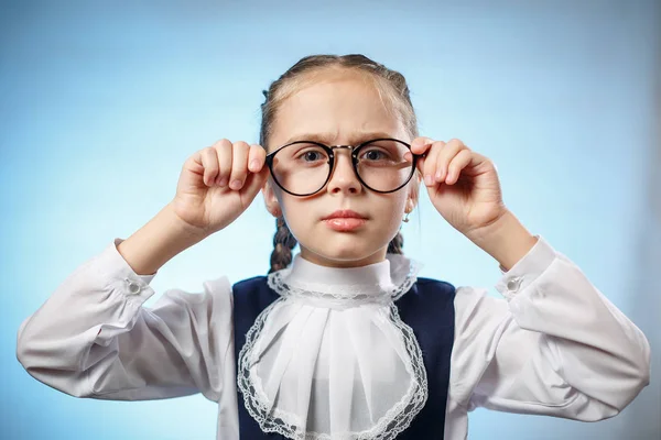 Bastante primaria colegiala tratar gafas en primer plano —  Fotos de Stock