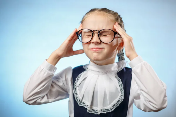 Colegiala inteligente sufre de dolor de cabeza Touch Head —  Fotos de Stock