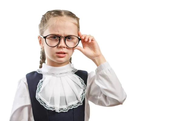 Inteligente estudiante de primaria chica mirada enojado Copyspace —  Fotos de Stock