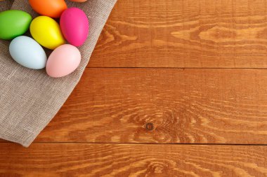 Kumaş Ahşap Arkaplanda Renkli Paskalya Yumurtaları