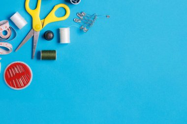 Tarafsız Arkaplan Tedarik Kit Flatlay Dikiliyor