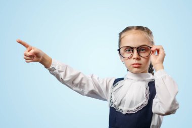 Gözlüklü Güzel Liseli Kız Forefinger at