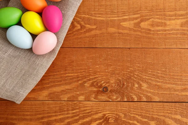 Huevos de Pascua coloridos sobre tela Fondo de madera —  Fotos de Stock