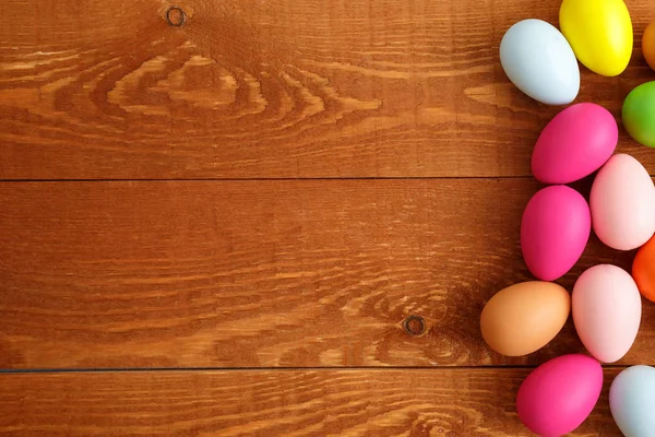 Oeufs de Pâques colorés sur fond de table en bois — Photo