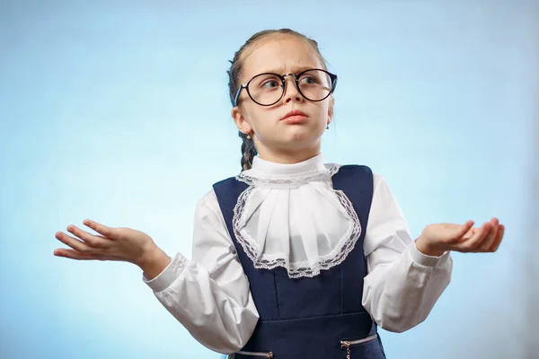 Chica estudiante inteligente mirada sorprendida sobre fondo azul —  Fotos de Stock