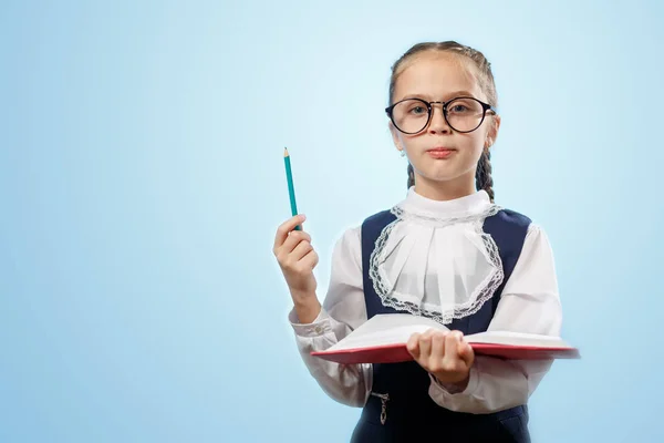 Pretty Learner Girl Hold Open leerboek Copyspace — Stockfoto